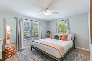 3 Schlafzimmer, Schreibtisch, Bügeleisen/Bügelbrett, Reisekinderbett