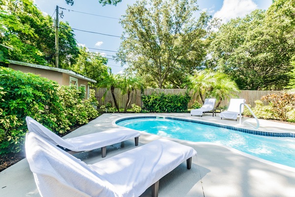 Una piscina al aire libre, una piscina climatizada