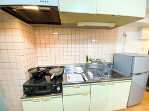 Geladeira, micro-ondas, cooktop, talheres/pratos/utensílios de cozinha