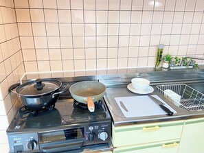 Kühlschrank, Mikrowelle, Herdplatte, Kochgeschirr/Geschirr/Besteck