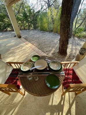 Outdoor dining - South Luberon cottage with stunning country views, private pool and parking (Peypin-d'Aigues)