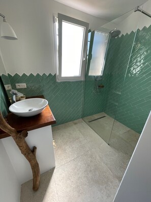 Douche, sèche-cheveux, serviettes fournies, savon