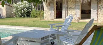 South Luberon cottage with stunning country views, private pool and parking