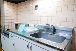 Geladeira, micro-ondas, cooktop, talheres/pratos/utensílios de cozinha