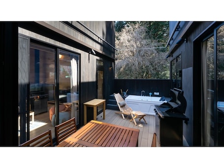テラス / パティオ. サウナスイートキャビン素泊まりサウナ付きのお部屋にプライベートステイお部屋で気ままにおこもり / 入間郡 埼玉県