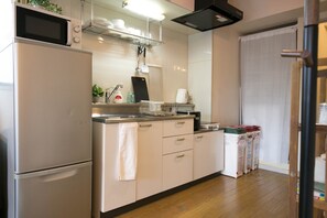 Fridge, microwave, stovetop, cookware/dishes/utensils