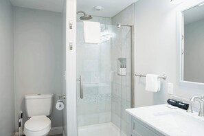 Badewanne, Haartrockner, Handtücher