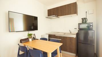 Fridge, microwave, stovetop, cookware/dishes/utensils