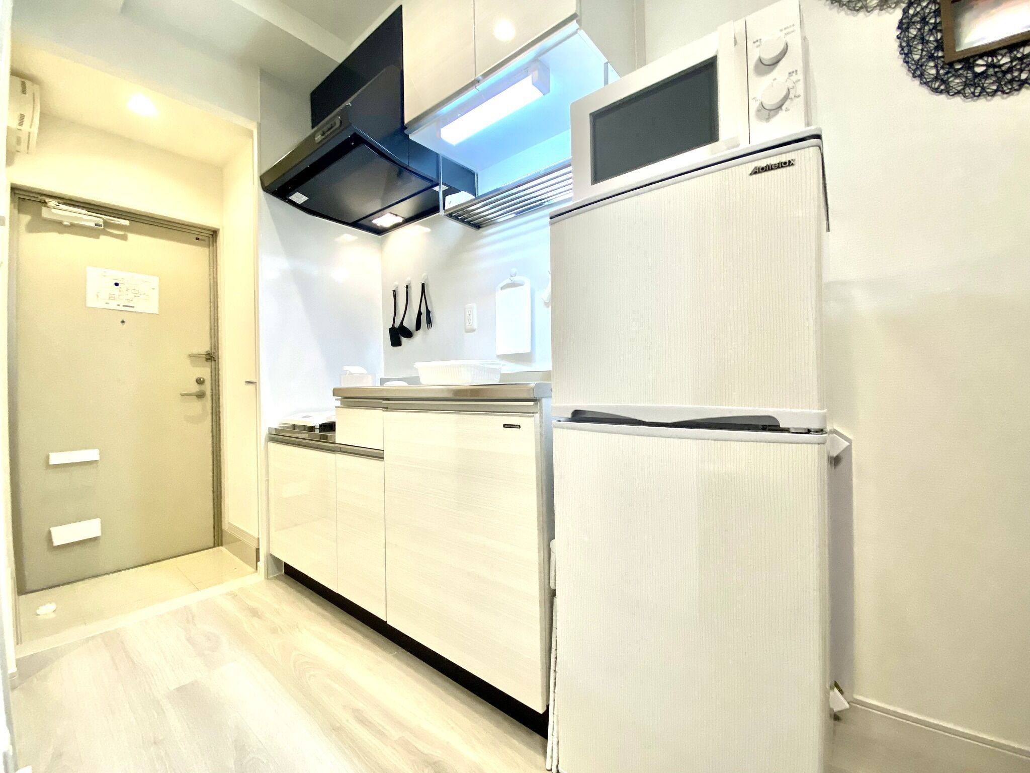 Frigorífico, microondas, placa de cocina y utensilios de cocina