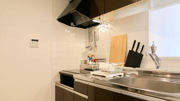 Fridge, microwave, stovetop, cookware/dishes/utensils