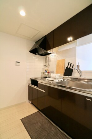 Kühlschrank, Mikrowelle, Herdplatte, Kochgeschirr/Geschirr/Besteck