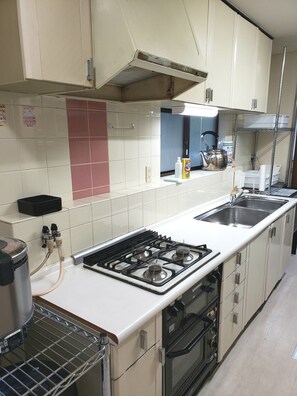 Fridge, microwave, oven, stovetop - Within walking distance of Disneyland A large 115 - Within walking distance of Disneyland A large 115m2 detached house with a parking lot can be reserved / Urayasu Chiba (Urayasu)