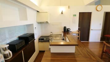 Réfrigérateur, micro-ondes, plaque de cuisson