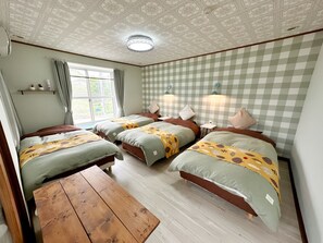 3 quartos, escrivaninha, ferros/tábuas de passar roupa