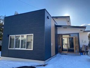 Exterior detail - 2 minutes walk from JR NoboribetsuWood deckPets allowed4 minutes walk from convenience store / Noboribetsu Hokkaidō (Noboribetsu)