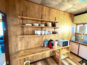 Refrigerador, microondas, placa de cocina, utensilios de cocina