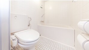 Een haardroger, handdoeken