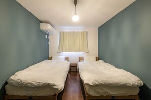3 bedrooms, desk, iron/ironing board, free WiFi