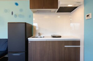 Kühlschrank, Mikrowelle, Herdplatte, Kochgeschirr/Geschirr/Besteck