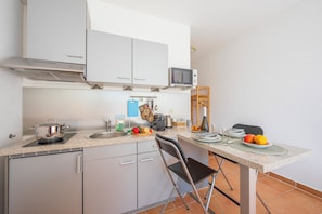 Studio Tiêu chuẩn, lò vi sóng, quang cảnh núi (Magnolia Apt. 1 Front Lake) | Bếp riêng | Dụng cụ pha cà phê/trà, ấm điện, bàn ăn 