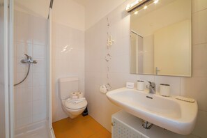 Studio Standard - utsikt mot bergen (Magnolia Apt. 1 Front Lake) | Badrum | Dusch, hårtork, handdukar och tvål