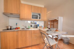 Standard Studio, Mountain View (Orchidea Apt. 4 Front Lake) | Private kitchen