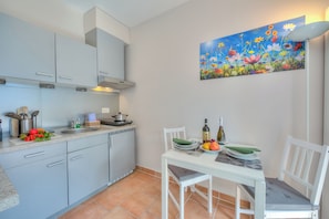 Studio Tiêu chuẩn, lò vi sóng, quang cảnh núi (Gelsomino Apt. 5 Front Lake) | Bếp riêng | Dụng cụ pha cà phê/trà, ấm điện, bàn ăn 