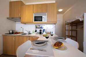 Standard-Studio, Mikrowelle, Bergblick (Orchidea Apt. 4 Front Lake) | Eigene Küche | Wasserkocher mit Kaffee-/Teezubehör, Wasserkocher, Esstisch