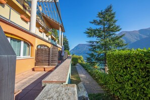Standaard studio, uitzicht op bergen (Orchidea Apt. 4 Front Lake) | Terras