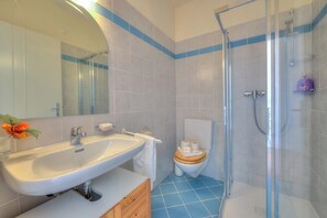 Standard Studio, Mountain View (Gelsomino Apt. 5 Front Lake) | Bathroom