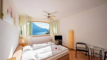 Tabla de planchar con plancha, wifi gratis, ropa de cama