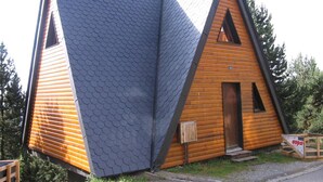 A wooden cabin with a sloped roof, a small porch, and a mailbox. - Chalet for 6 with balcony and parking in Les Angles (Les Angles)
