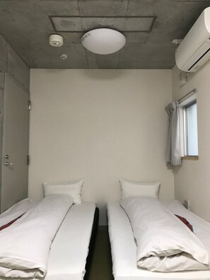 1 室のベッドルーム、デスク、WiFi (無料)、ベッドシーツ