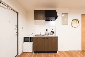 雪櫃、微波爐、電熱水壺、廚房用具/餐具/器皿