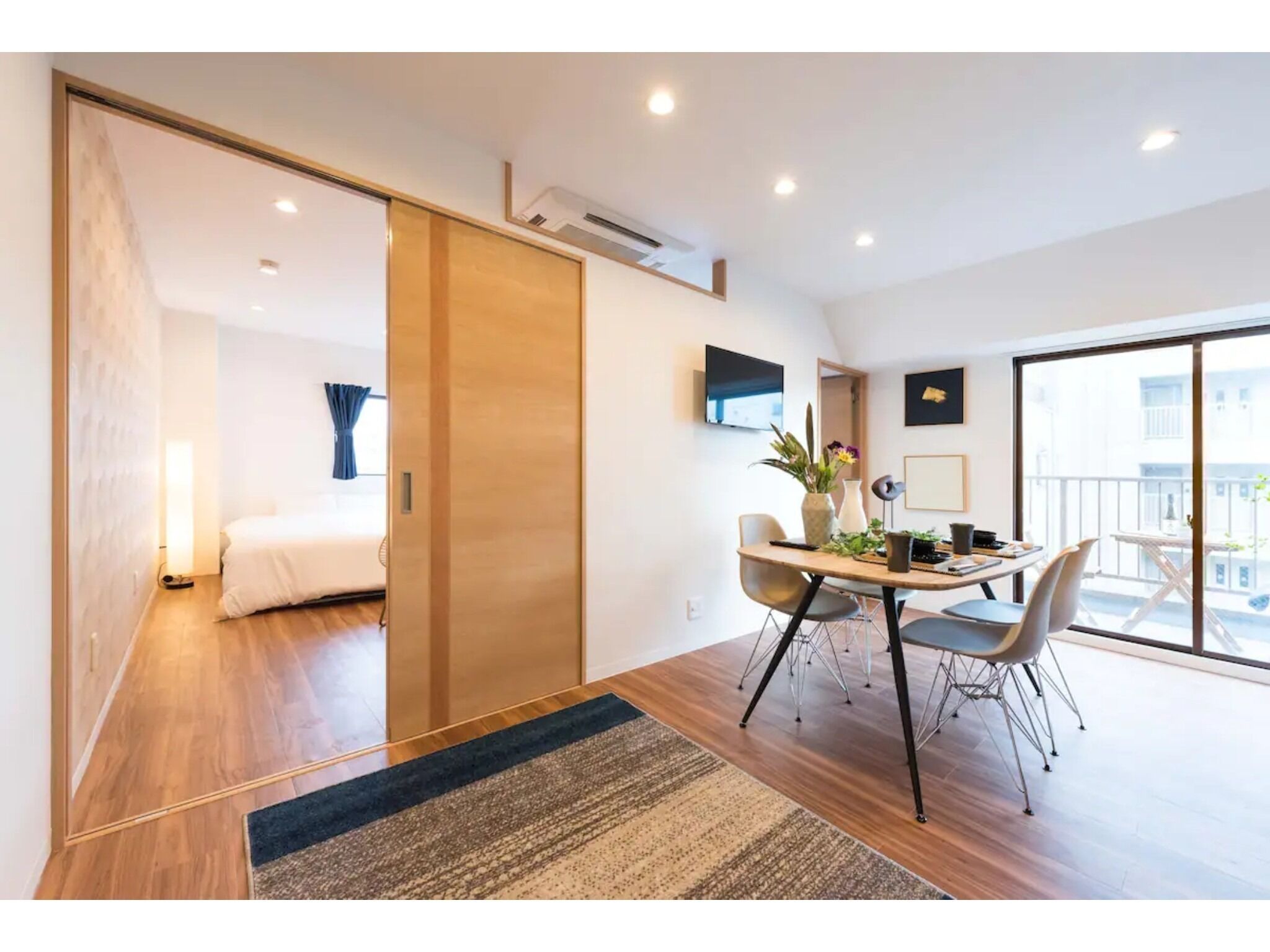 2 makuuhuonetta, työpöytä, ilmainen Wi-Fi, vuodevaatteet