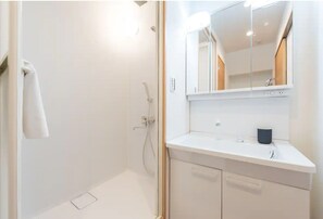 Hair dryer, towels, soap, shampoo - Sky Tree E Ueno Asakusa walking distance Hotel p / Sumida-ku Tokyo (Sumida-ku)