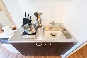 Fridge, microwave, electric kettle, cookware/dishes/utensils - Sky Tree E Ueno Asakusa walking distance Hotel p / Sumida-ku Tokyo (Sumida-ku)