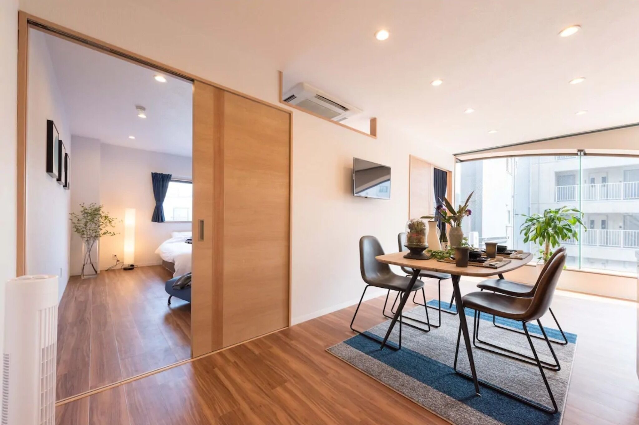 2 室のベッドルーム、デスク、WiFi (無料)、ベッドシーツ