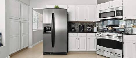 Réfrigérateur, four à micro-ondes, un four, surface de cuisson