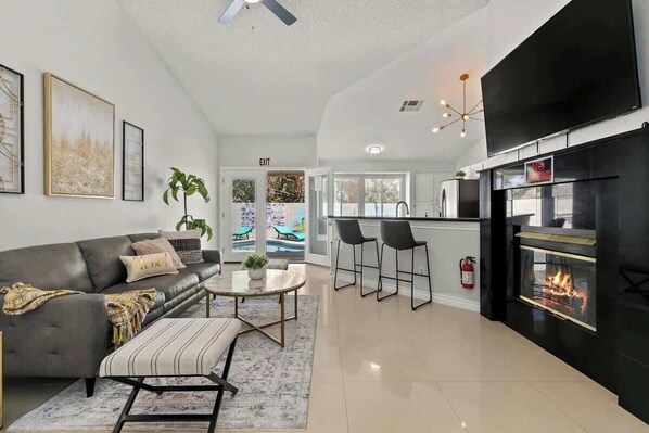 TV, offices - Viva Las Vegas - Newly Remodeled 4BR house (Henderson)