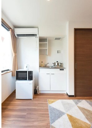 冰箱、微波炉、厨具/餐具