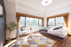 2 室のベッドルーム、デスク、WiFi (無料)、ベッドシーツ