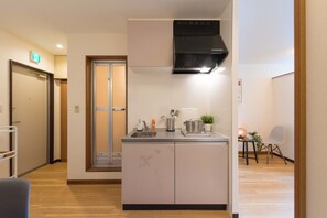 Jääkaappi, mikroaaltouuni, keittoastiat/astiat/ruokailuvälineet