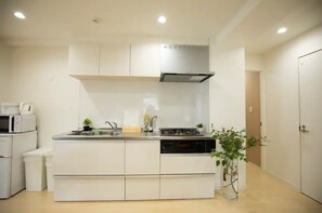 冰箱、微波炉、炉灶