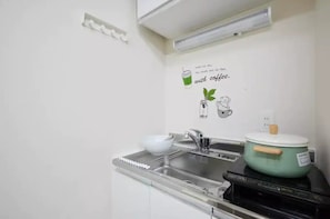 冷蔵庫、電子レンジ、コンロ、調理器具と食器