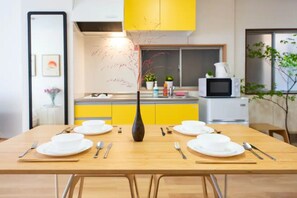 Réfrigérateur, four à micro-ondes, surface de cuisson