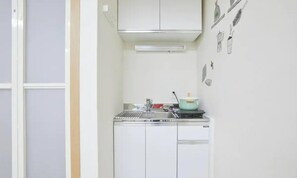 Kühlschrank, Mikrowelle, Herdplatte, Kochgeschirr/Geschirr/Besteck