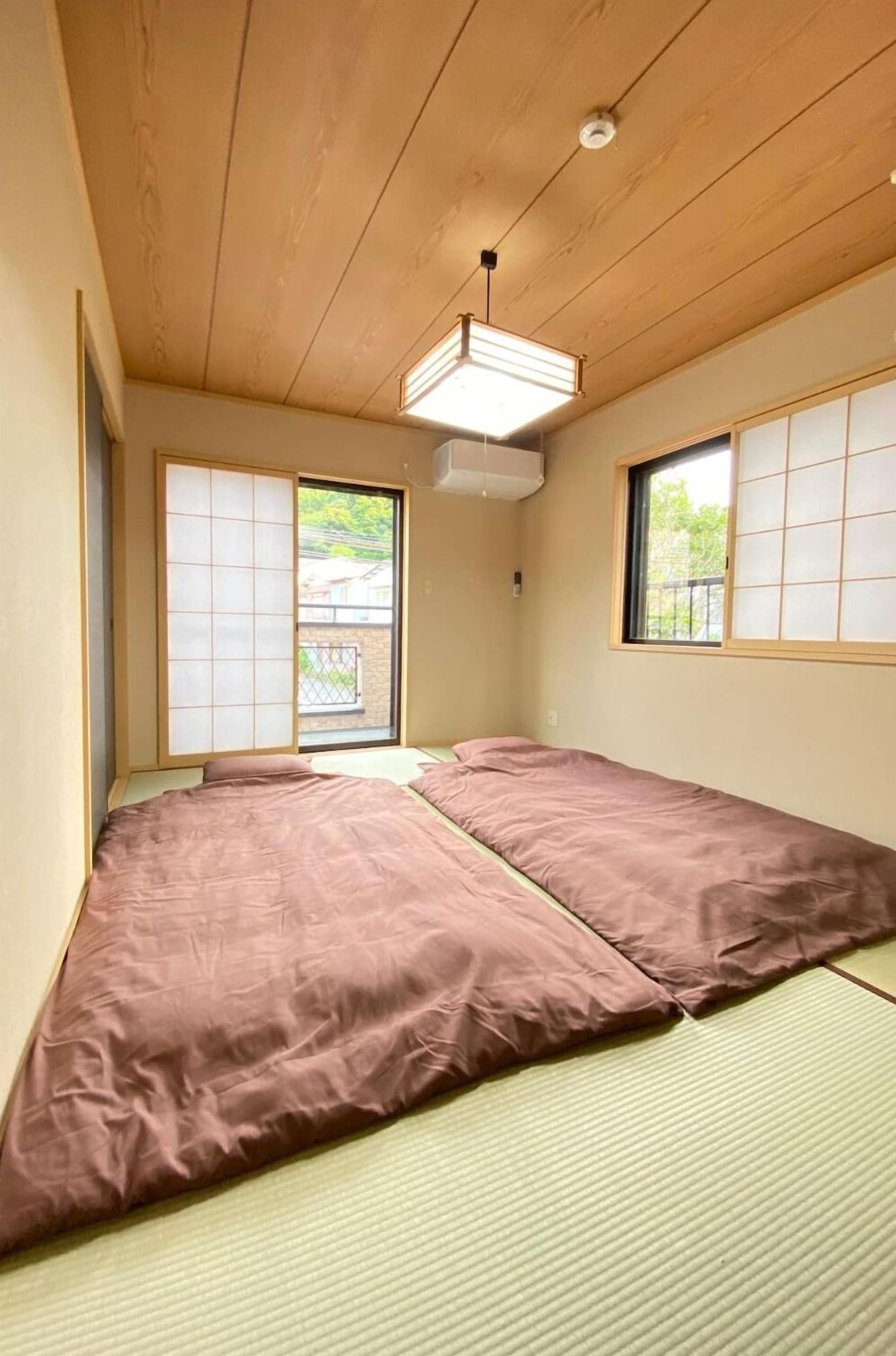 4 chambres, bureau, fer et planche à repasser, draps fournis