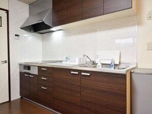 Kühlschrank, Mikrowelle, Herdplatte, Kochgeschirr/Geschirr/Besteck