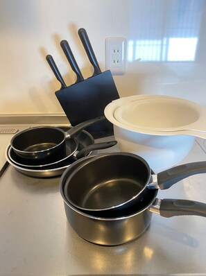 冷蔵庫、電子レンジ、コンロ、電気ポット